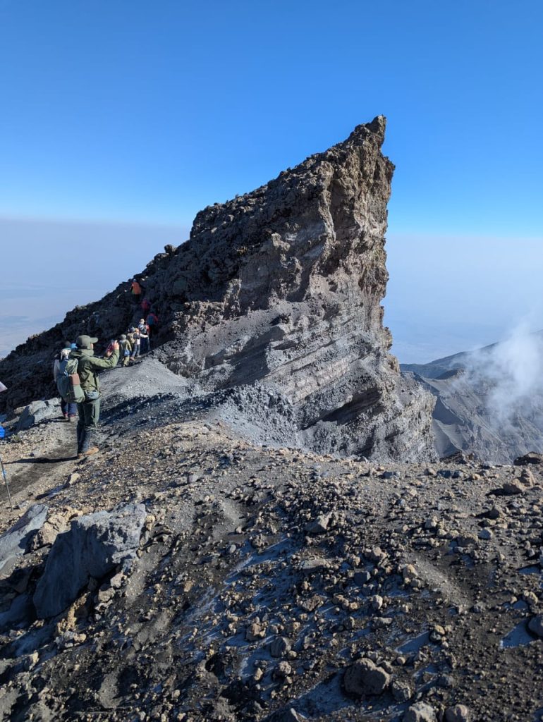 TREKKING MOUNT MERU TANZANIA
